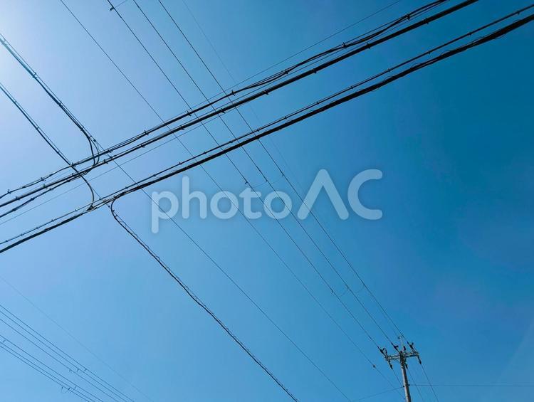 交差する電線と電柱と青い空 電柱,電線,交差の写真素材