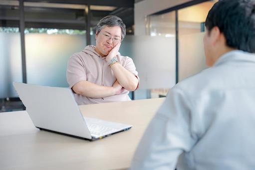 考える男性 考える男性 男性,商談,相談の写真素材