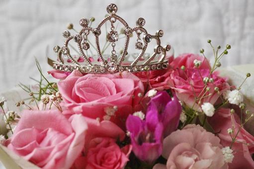 ティアラとピンク色の華やか薔薇のブーケ ティアラとピンク色の華やか薔薇のブーケ プリンセス,花,バラの写真素材