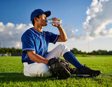 熱中症予防の給水タイム・夏の草野球練習 熱中症予防の給水タイム・夏の草野球練習の写真