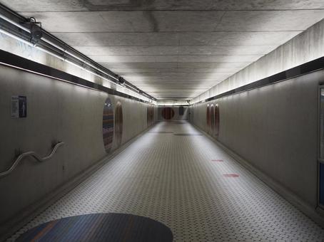 長く続く地下通路 地下,地下街,地下通路の写真素材