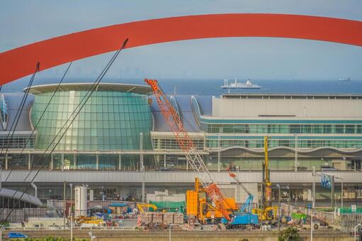 羽田空港赤いアーチと海 空港,羽田空港,東京都の写真素材