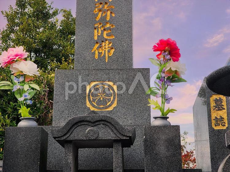 お墓参り　夕焼け 墓参り,墓地,先祖供養の写真素材