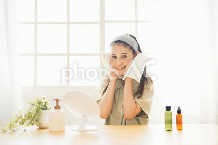 洗顔後のミドル世代の女性 洗顔,クレンジング,保湿の写真素材