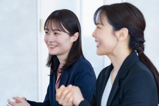 会議をする複数の女性 会議をする複数の女性 会議,会社員,ビジネスの写真素材