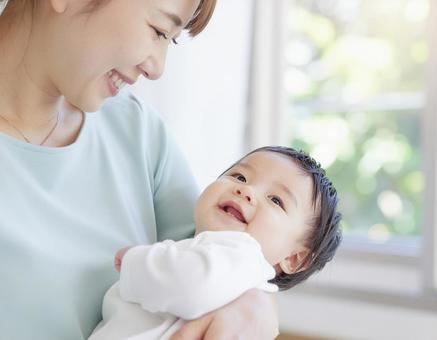 母と娘のやさしい微笑み 母と娘のやさしい微笑みの写真