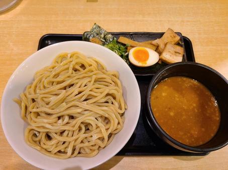 極太のつけ麺と濃厚魚介豚骨スープ 極太のつけ麺と濃厚魚介豚骨スープ つけ麺,極太麺,濃厚スープの写真素材