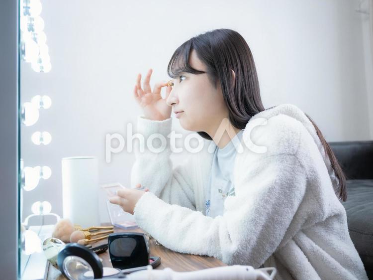 17：メイクをする女の子 メイク,スキンケア,身支度の写真素材