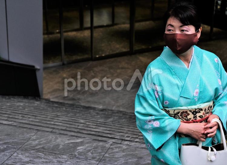 オフィスビルの地下から出てきた着物の女性 着物,女性,和服の写真素材