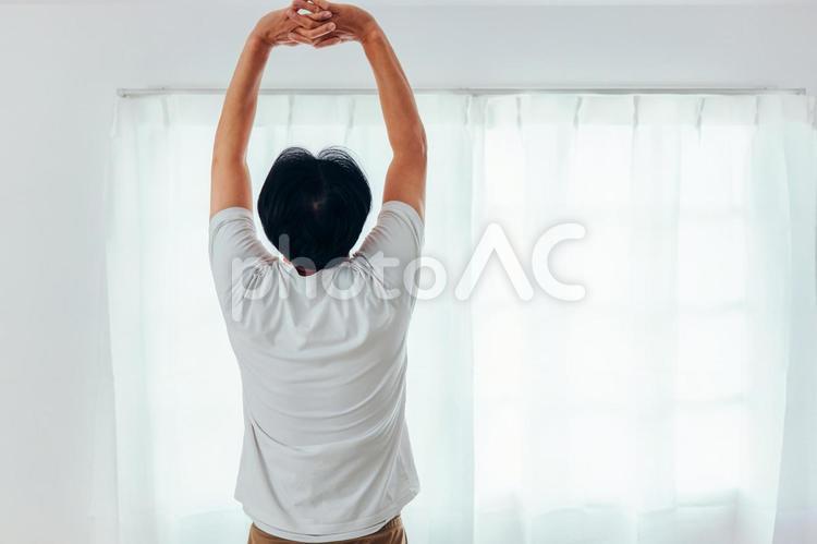 起床・深呼吸する男性（後ろ姿） 朝,起床,深呼吸の写真素材