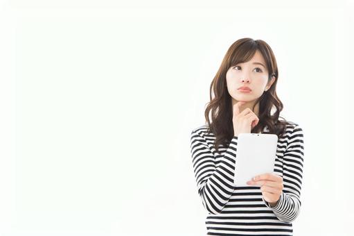 若い女性 ボーダー 考える 若い女性 ボーダー 考える 女性,タブレット,人物の写真素材