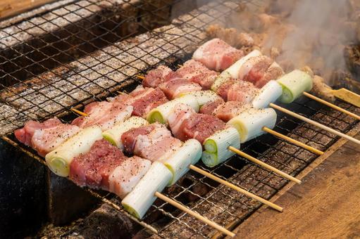 炭火で焼く豚バラ 炭火で焼く豚バラの写真