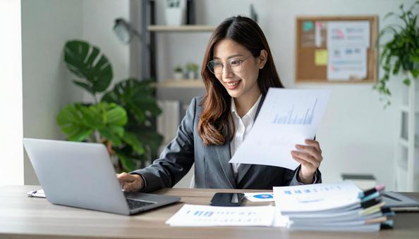 資料作成・分析をするビジネスマンの写真