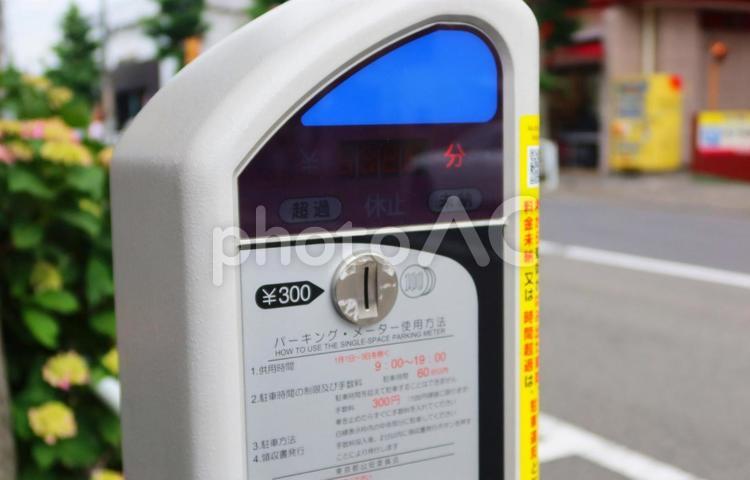 パーキングメーターのある風景 パーキングメーター,駐車,路上の写真素材