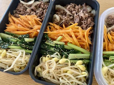 息子達の焼肉弁当 料理,家庭料理,お弁当の写真素材