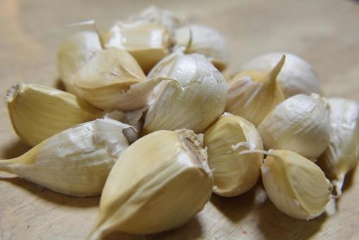 机の上にあるニンニク ニンニク,にんにく,野菜の写真素材