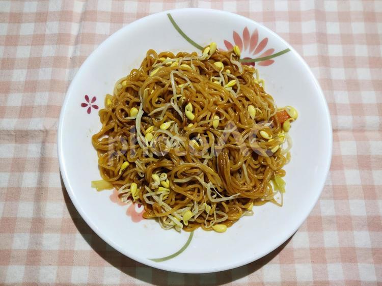 豆もやしたっぷりの焼きそば 焼きそば,豆もやし,ソース味の写真素材