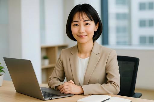 安心するオフィス女性の写真