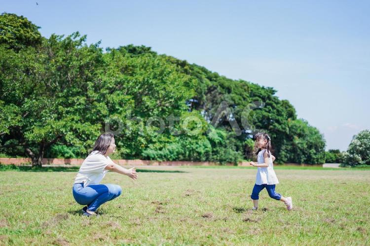 小さな子供を抱っこするお母さん 屋外,東洋人,子供の写真素材