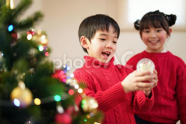 スノードームを持ち笑う子供たち 男女,クリスマス,スノードームの写真素材