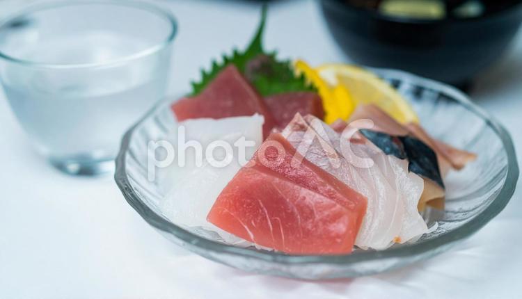 ガラスの皿に盛られた刺し身 刺し身,刺身盛り,盛りの写真素材