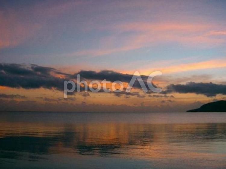 空　雲　夕焼け空　夕陽　美しい　綺麗 オレンジ色,ピンク色,夕焼けの写真素材