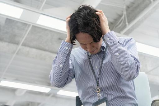 体調の悪い若い男性エンジニア 体調の悪い若い男性エンジニア ビジネス,頭痛,オフィスの写真素材