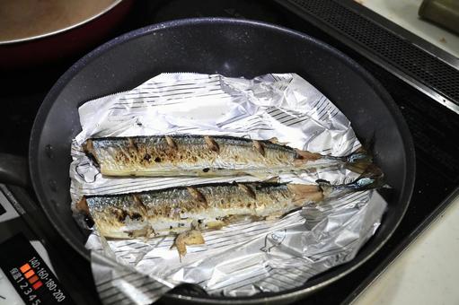 秋刀魚をフライパンで焼く 秋刀魚をフライパンで焼く 秋刀魚,サンマ,魚の写真素材