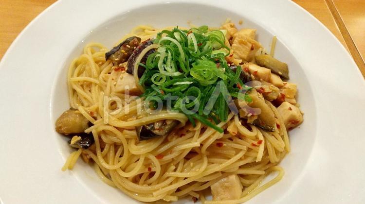 ナスと鶏肉の和風パスタ 茄子と鶏肉の和風パスタ,パスタ,スパゲッティの写真素材