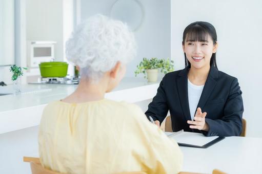 シニア女性と商談をするビジネスウーマン シニア女性と商談をするビジネスウーマン 会議,シニア,女性の写真素材