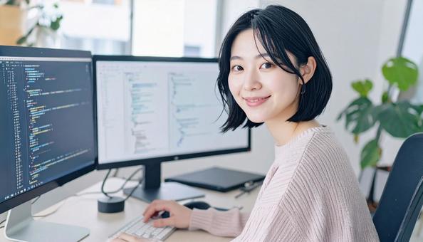 プログラミングをする女性エンジニア プログラミングをする女性エンジニアの写真