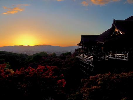 清水寺から見る秋の夕焼け 夕焼け,夕空,夕暮れの写真素材