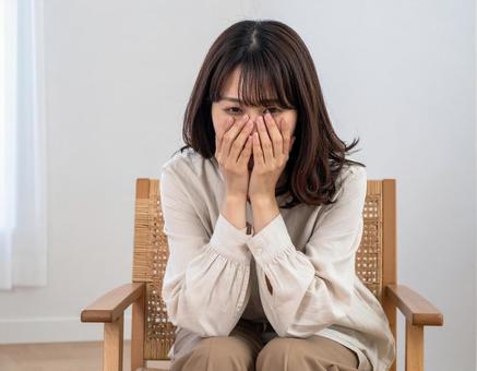 疲れた表情で休む日本人女性 疲れた表情で休む日本人女性の写真