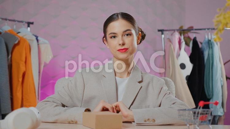 カメラ目線でオフィスカジュアルの女性 女性,人物,インフルエンサーの写真素材