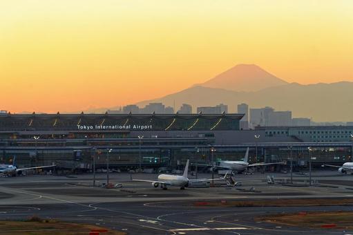 羽田空港6 羽田空港6 羽田空港,観光,富士山の写真素材