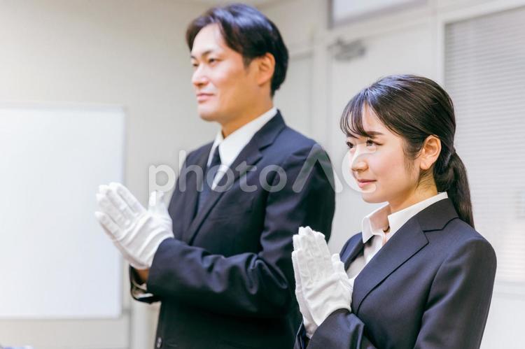 白手袋をつけた男女（合掌） 葬祭ディレクター,白手袋,礼服の写真素材