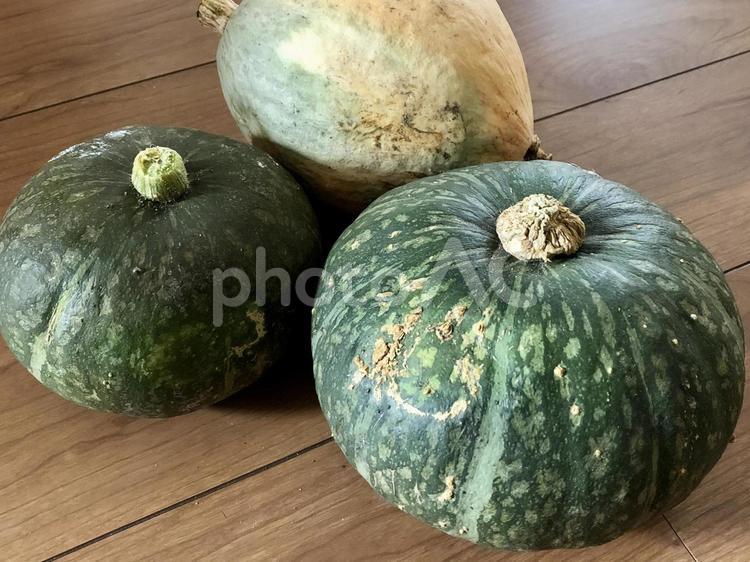三種類のカボチャ 南瓜,野菜,丸ごとの写真素材