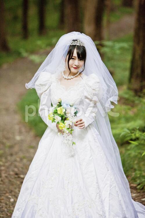 ウエディングドレスを着た女性　m082 20代,お姉さん,さわやかの写真素材