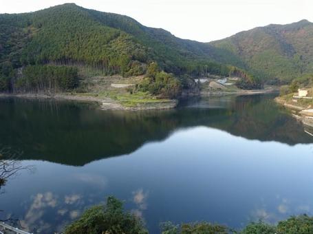 山と湖が映る風景の写真