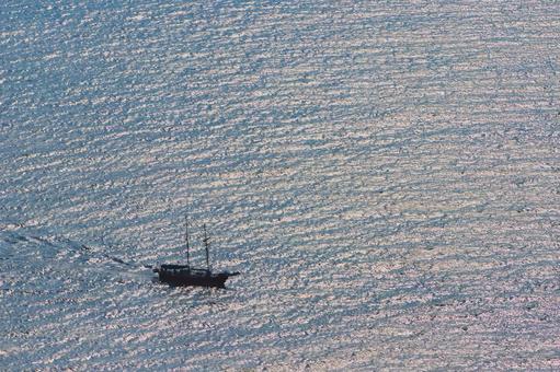 海上を進む船 海上を進む船の写真