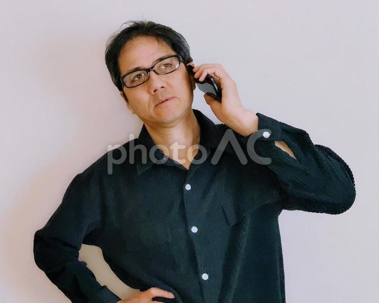 携帯電話をしている中年男性 話し,電話,男性の写真素材