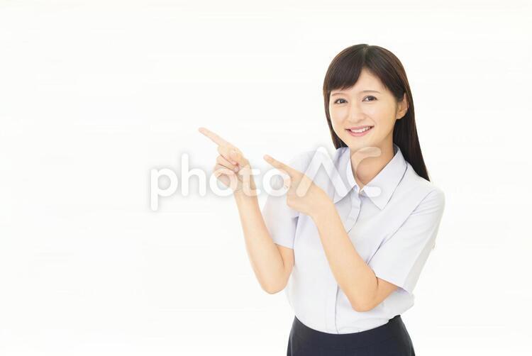 指示する笑顔の女性 女性,女,笑顔の写真素材