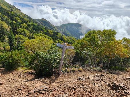 稜線に立つ道しるべ 稜線に立つ道しるべ 道標,稜線,雲海の写真素材