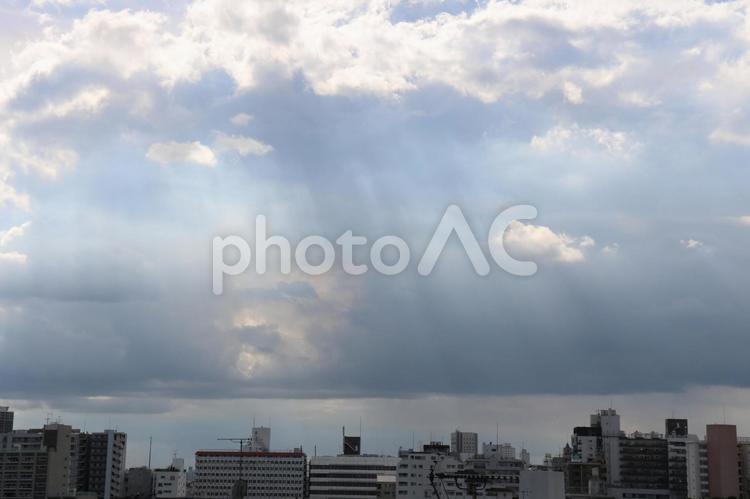 天使の梯子と都会の街並み 天使の梯子,幻想的,雲の写真素材