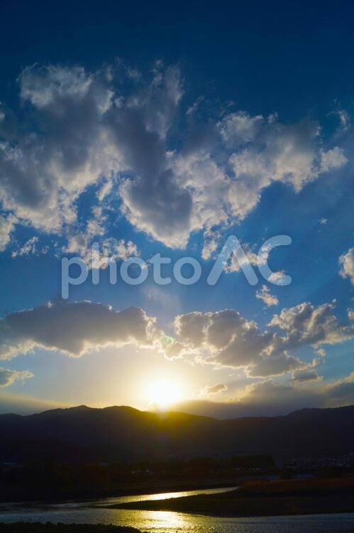 夕景イメージ 清流,河川,グラデーションの写真素材