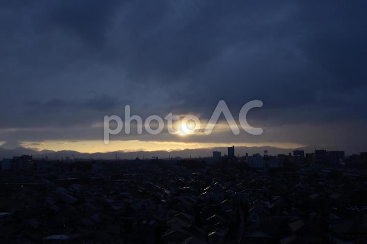 雲の合間の夕日と街並み 夕暮れ,夕方,秋空の写真素材