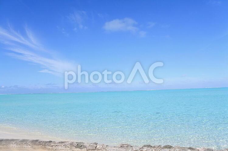 綺麗な海と砂浜 海,コバルトブルー,綺麗な海の写真素材