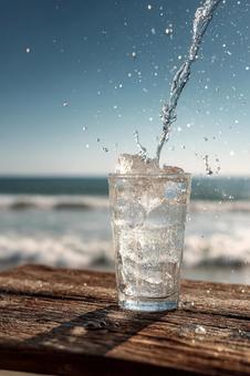 木製のテーブルに置かれたグラスと水の写真