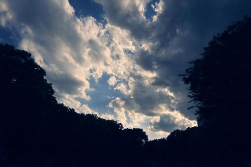 雲の隙間から見える太陽 雲の隙間から見える太陽の写真
