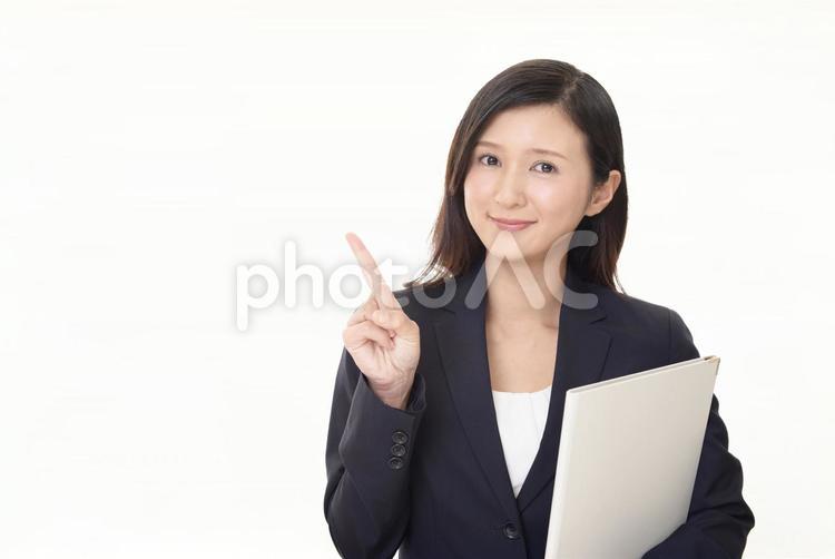 指示する笑顔のビジネスウーマン 女性,ビジネスウーマン,女の写真素材